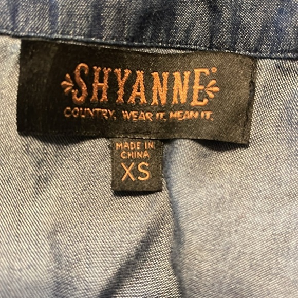 🌹SHYANNE DENIM EMBROIDERED TOP - Picture 6 of 6